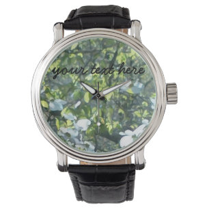 Er text om en vit blomma av rödved armbandsur