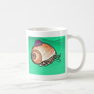 Eremitkrabba med en långhalssnäckahatt kaffemugg