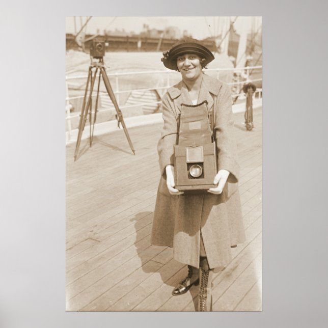 Erika Morini Holding Large Box Camera Poster (Framsidan)