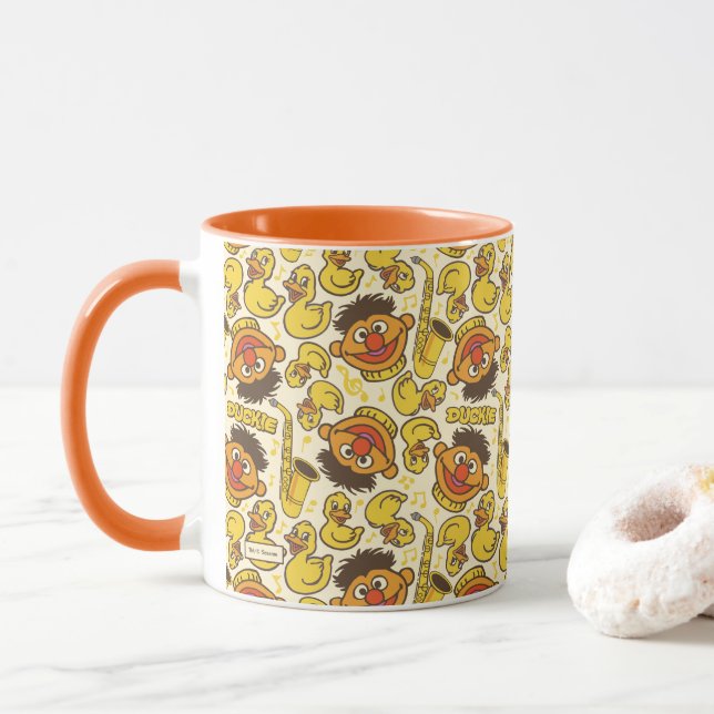 Ernie och Rubber Duckie Mönster Mugg (Med munk)