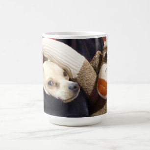 Ernie sock monkey och chihuahuaen rånar kaffemugg