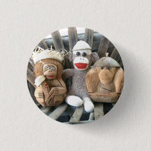 Ernie sock monkey och vännerna klämmer fast knapp