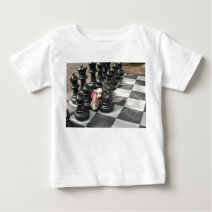 Ernie sock monkey som leker för schack skjortan t-shirt