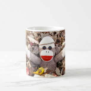 Ernie som sock monkeyhöst löv rånar kaffemugg