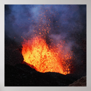 Eruption av aktiv vulkan - hett lavaflöde i krater poster