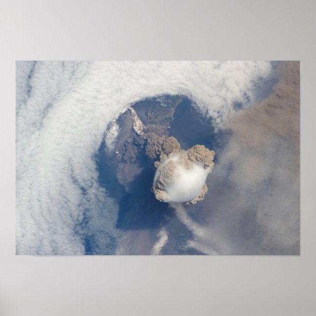 Eruption av vulkanen Sarychev 2 Poster (Framsidan)