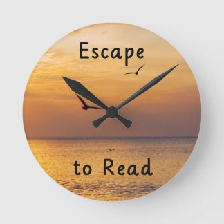Escape to Read Wall Clock | Book Lover Quote Rund Klocka