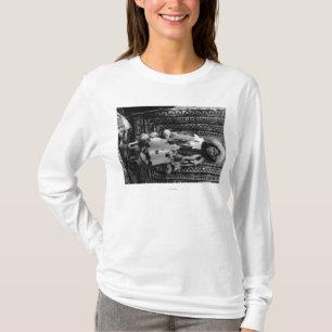 Eskimåflicka som ha på sig päls som beklär Ala Tee Shirt
