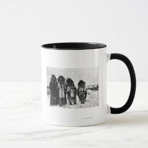 Eskimåkvinnor i Alaska fotograferar Mugg