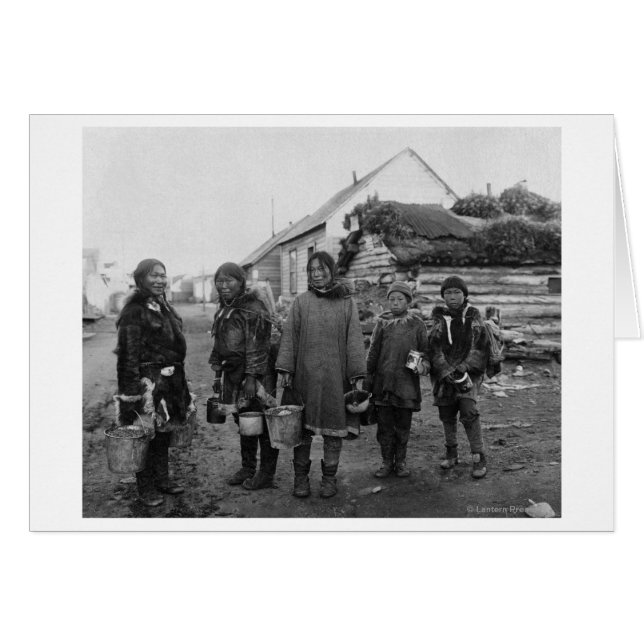 Eskimo Berry Pickers in Nome, Alaska Photograph Hälsningskort (Framsidan Horizontal)