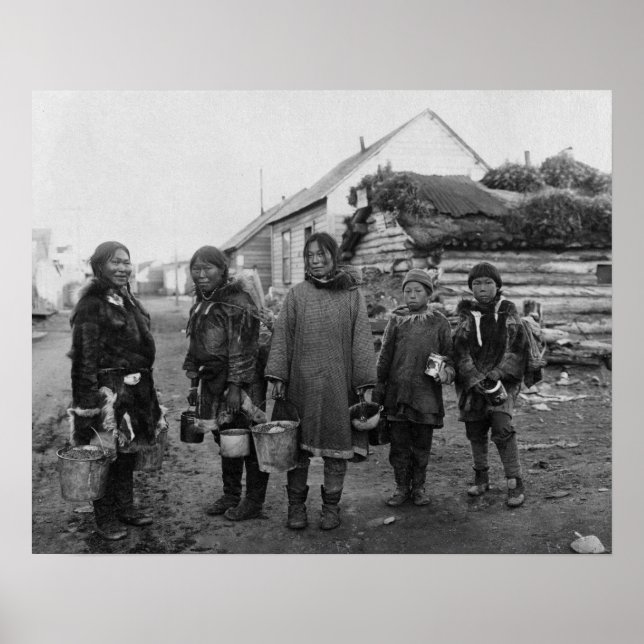Eskimo Berry Pickers in Nome, Alaska Photograph Poster (Framsidan)