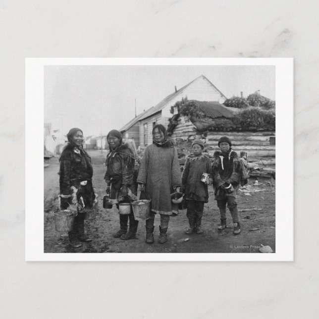 Eskimo Berry Pickers in Nome, Alaska Photograph Vykort (Framsida)