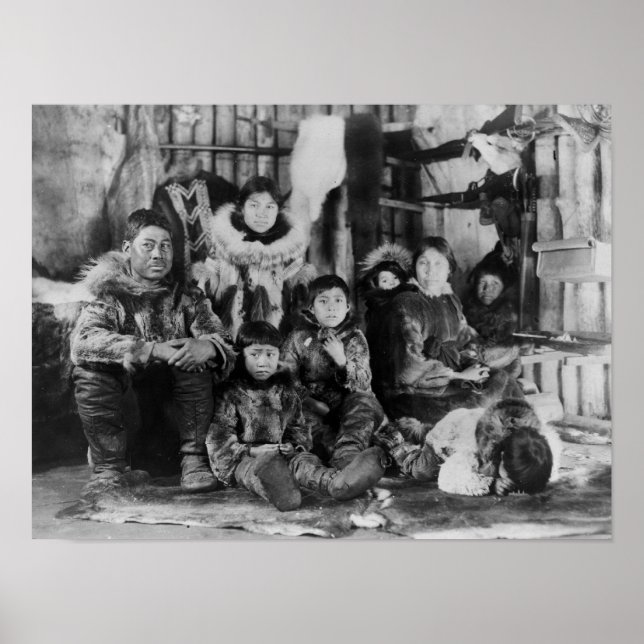 Eskimo Family in Winter Igloo Photograph Poster (Framsidan)