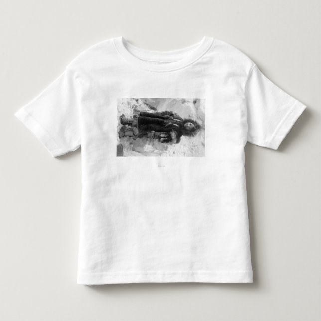 Eskimo Girl in a Parka in Nome, Alaska T-shirt (Framsida)