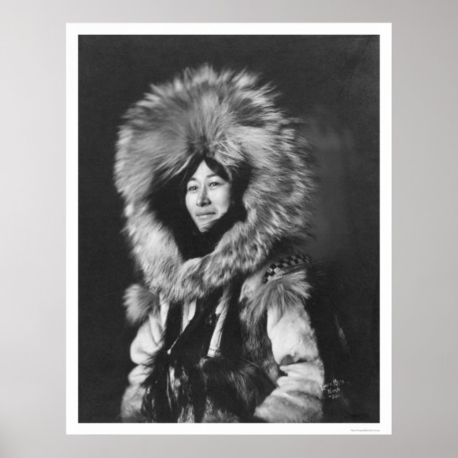 Eskimo Woman Wearing Päls Jackar 1915 Poster (Framsidan)