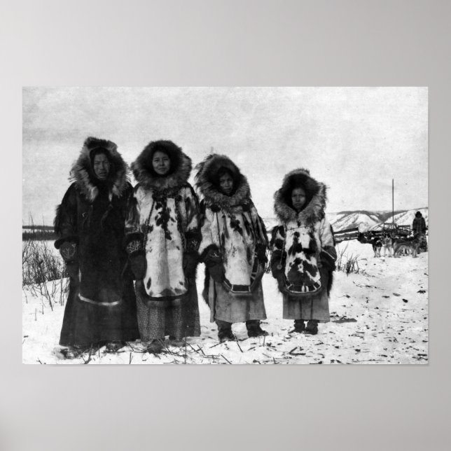 Eskimo Women in Alaska Photograph Poster (Framsidan)