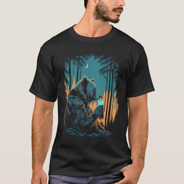 Esoteric Bear drinking Beer Night Forest T Shirt (Framsida)