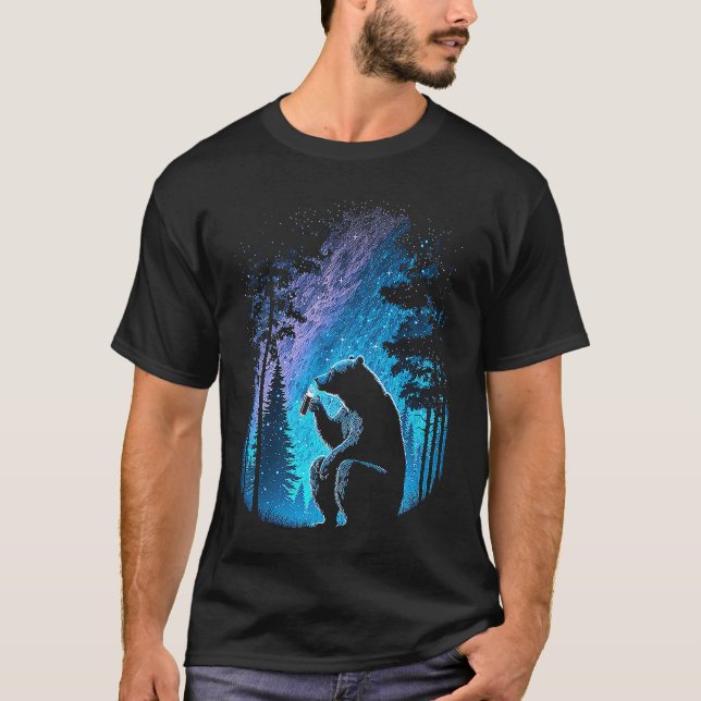 Esoteric Bear drinking Beer Night Forest T Shirt (Framsida)