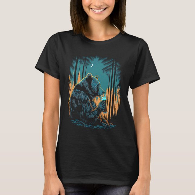 Esoteric Bear drinking Beer Night Forest T Shirt (Framsida)