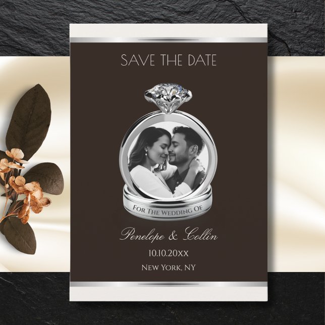 Espresso Cream Förlovningsring Foto Spara Datum Datumet (Modern espresso and cream save the date card with 3D silver engagement ring photo frame template.)