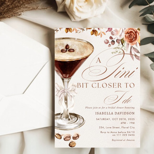 Espresso Martini A Tini Bit Closer Möhippa Inbjudningar (Espresso Martini A Tini Bit Closer Bridal Shower Invitation)