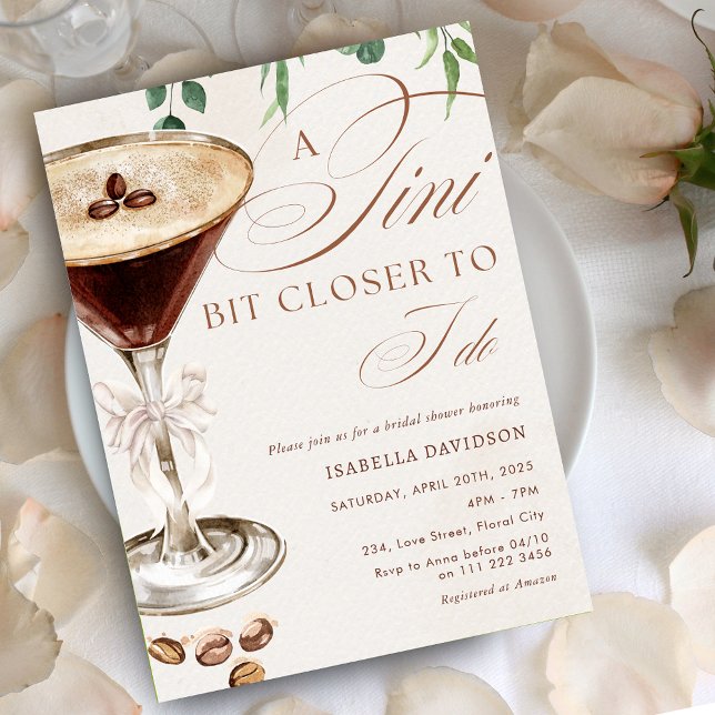 Espresso Martini A Tini Bit Closer Möhippa Inbjudningar (Espresso Martini A Tini Bit Closer Bridal Shower Invitation)