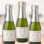 Espresso Martini Hand plockade Bachelorette Party<br><div class="desc">Lägg till en stänk av roligt i firande med våra lekfulla och vismliga Bachelorette Party Mini Sparkling Flaska-etiketter! Med en handritad, illustrerad design med ett vågigt ram och en charmerande espresso martini bunden med en söt bog är dessa etiketter perfekter för att anpassa mini flaskor med en snyggt. Riken espresso-brunt...</div>