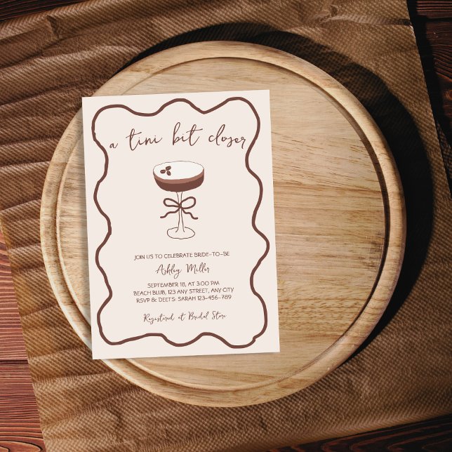 Espresso Martini Hand plockade Möhippa Inbjudningar (Espresso Martini Hand Drawn Bridal Shower Invitation)