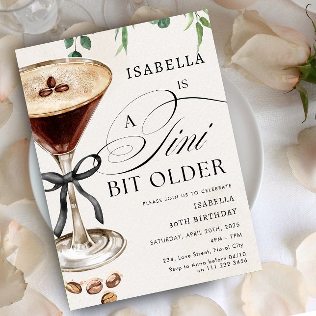 Espresso Martini Tini Bit Older Cocktail Birthday Inbjudningar (Espresso Martini Tini Bit Older Cocktail Birthday Invitation)