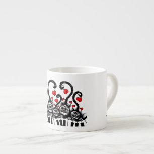 Espressokopp med lite katter som leker pianot!