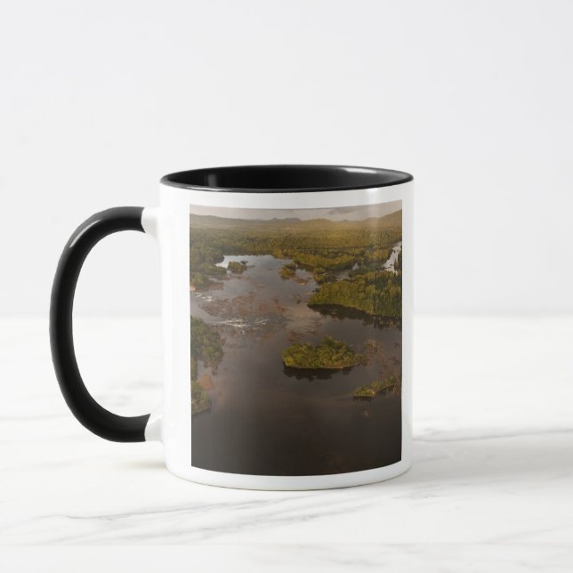 Essequibofloden, Guyanas längsta flod, och 4 Mugg (Vänster)