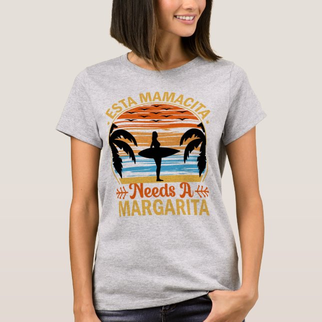 Esta Mamacita Needs a Margarita Beach T Shirt (Framsida)