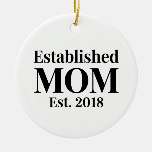 Established Mom Est. 2018 Minimalist Gift Design Julgransprydnad Keramik (Framsidan)