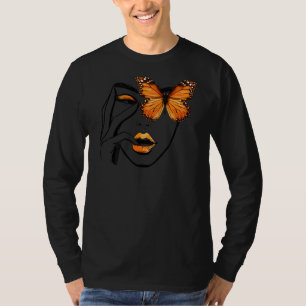 Estetisk flicka med monarkfjärilöga på ryggen t shirt