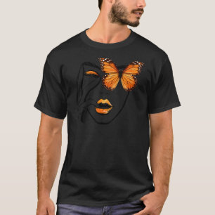 Estetisk flicka med monarkfjärilöga på ryggen t shirt