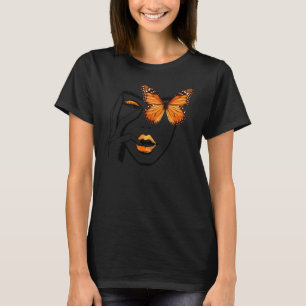 Estetisk flicka som tänker med monarkfjärilöga t shirt