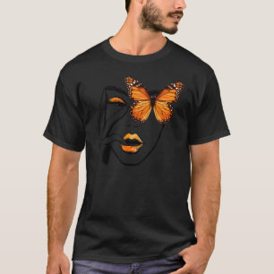 Estetisk flicka som tänker med monarkfjärilöga t shirt