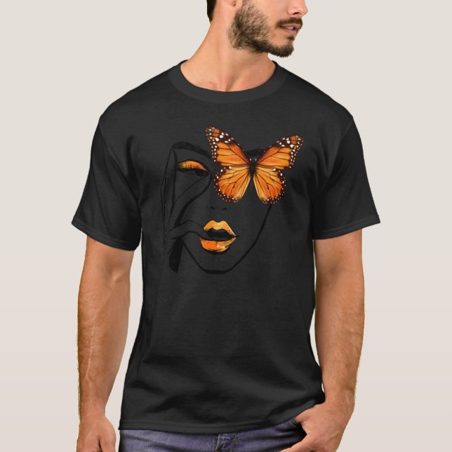 Estetisk flicka som tänker med monarkfjärilöga t shirt (Framsida)