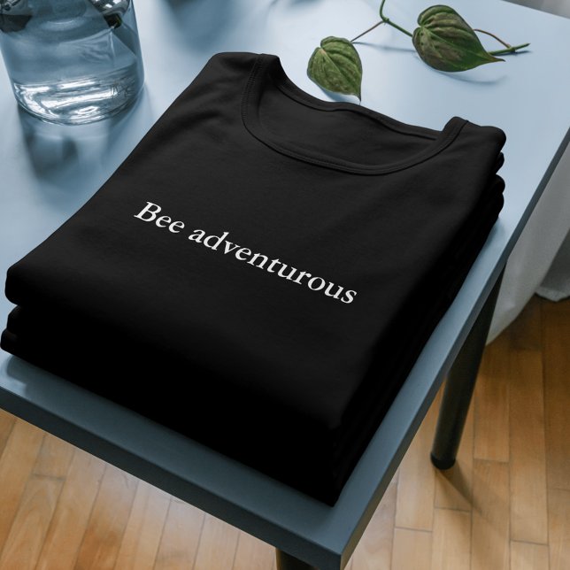 estetiskt utsmyckningstecken Bee ävententurous T Shirt (Skapare uppladdad)