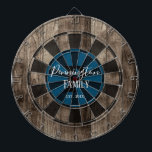 Etableringsdatum för Anpassningsbar Family Namn Darttavla<br><div class="desc">Faux wooden bakgrund med monogram och namn i brädans centrum. Andra färger som finns i butiken.</div>