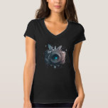 Eteriska reflektioner: Vintage Kamera och fjädrar T Shirt<br><div class="desc">Den här fantastiska digitala illustrationen har en vintage-stil-kamera i mitten, försedd med okomplicerad information om fjädrar. Konstruktionen är omgiven av en samling konstnärliga fjädrar och stjärnliknande gnistor och utstrålar en magisk och eterisk känsla. Perfekt för fotografer och älskare av måne, mystisk atmosfär och science fiction, denna konst fångar den vackra...</div>