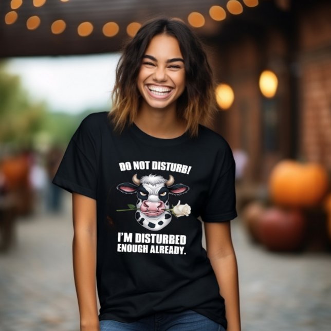 Etheral Elegance: Cow Holding Ro T Shirt (Skapare uppladdad)