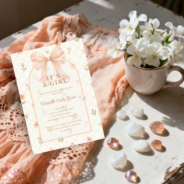 Ethereal Coquette Peach Bow Baby Shower TMF26 Inbjudningar (Ethereal Coquette Peach Bow Baby Shower Invitation with Elegant Lattice and Watercolor Effect.)