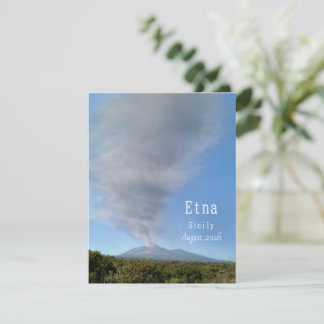 Etna-vulkanen ryker på en solig dag kort