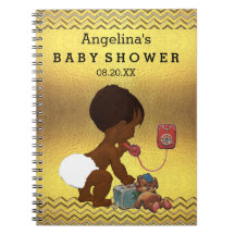 Etnisk baby på den mobila guld- sparregästboken