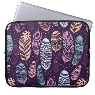 Etniska fjädrar sömlösa mönster. laptop fodral