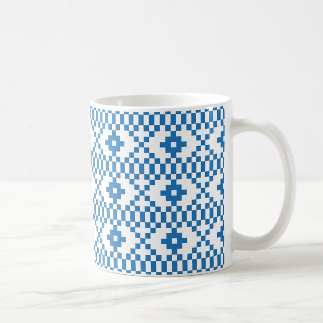 Etniska lettiska, blå och vita stamfolkkonst kaffemugg (Höger)