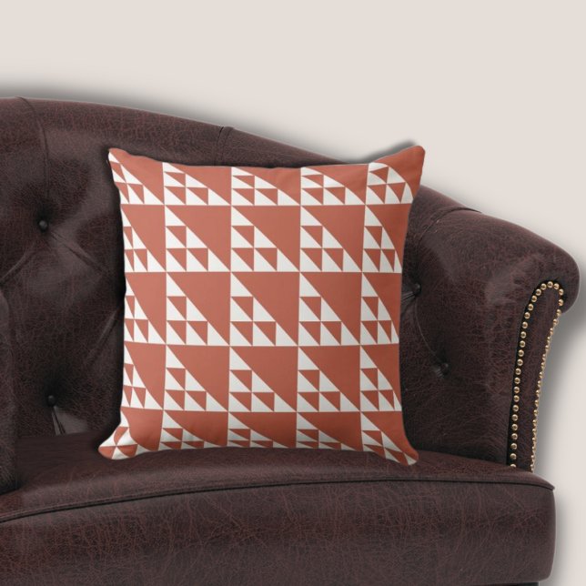Etniskt brunt och vit triangel Upprepa Mönster Kudde (Ethnic Brown & White Triangle Repeat Pattern Throw Pillow)