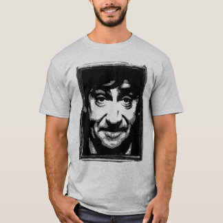 Ett ansikte i mörken t-shirt