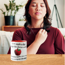 Ett äpple om dagen håller doktorn borta Två-Tonad mugg